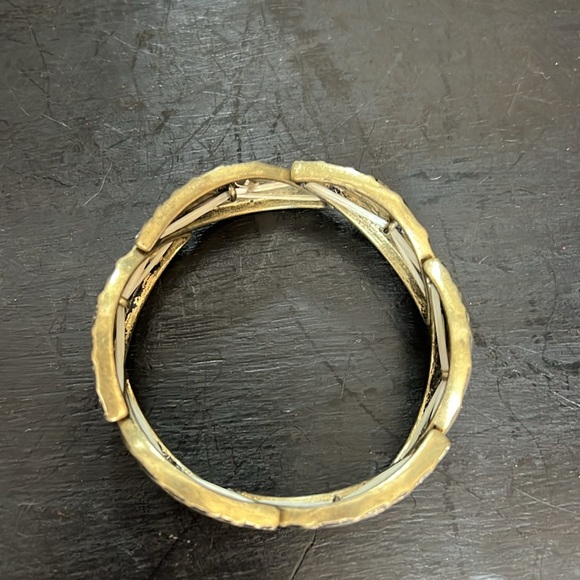 Stretchy elastic band gold toned leaf patterned bracelet - Picture 3 of 4